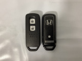 スマートキーを装備しています。鍵を差し込むことなくドアロックの開け閉めと、スタートボタン操作でのエンジンスタートができます。スペアキーも同じものを用意しております。