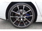 【BMWアロイホイール】軽量かつ強度に拘ったアロイホイール。走行性能ポテンシャルを引き出す設計。タイヤのサイドウォールが強化されたランフラットタイヤは、パンク時にタイヤがつぶれてもリムから外れません。