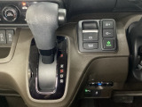 CVT車のセレクトレバーです。低速から高速まで、変速ショックのないスムーズな走りと、エンジン効率のよい領域を維持して燃費にも貢献します。サイドブレーキはスイッチ操作の電子制御パーキングブレーキです。