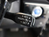 アダプティブクルーズコントロール機能付きです。走行中に先行車の様子を検知しながら、設定した車速の範囲内で先行車との距離のキープを支援します。詳細は販売店スタッフまでおたずねください。