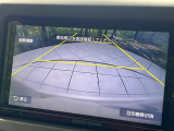 【バックカメラ】駐車時に後方がリアルタイム映像で確認できます。大型商業施設や立体駐車場での駐車時や、夜間のバック時に大活躍!運転スキルに関わらず、今や必須となった装備のひとつです!