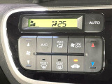 【オートエアコン】一度お好みの温度に設定すれば、車内の温度を検知し風量や温度を自動で調整。暑い&hellip;寒い&hellip;と何度もスイッチ操作をする必要はありません。快適な車内空間には必須の機能ですね♪