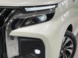 【LEDヘッドライト】悪天候や夜間走行時も良好な視界を確保し安心して運転できる高輝度LEDヘッドライトを装備!点灯速度が早く、消費電力も抑えられています。