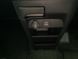 アクセサリーソケットを装備。車内アクセサリーの電源として便利です。