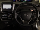 【ハンドル】運転にかかわる様々な操作を安全に行えるように視点移動が少なく操作性に配慮されたスイッチ類が凝縮されたコックピットです。