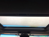 【サンルーフ】開放感たっぷりの希少装備、サンルーフが装着されています!車内に明かりを取り入れたり景色を楽しむ以外にも、車内の空気も簡単に換気できて快適です!