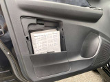 助手席ドアに車検証入れがございます。