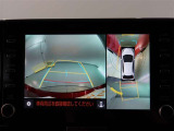 パノラミックビューモニター付きです。車両を上から見たような映像をモニター画面に表示。運転席からの目視では見にくい、車両周辺の状況をリアルタイムでしっかり確認できます。