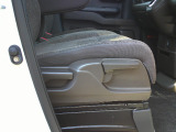 座面の高さを自分好みに変えられるハイトアジャスター機能装備!