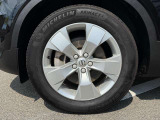 5スポーク 7.5J&times;18インチ  シルバー 235/55R18サイズのミシュランを装着 2025年製のタイヤは残り溝も十分です。