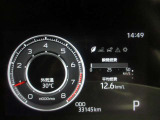 ディスプレイには、平均燃費、外気温、航続可能距離などの情報が表示されます。
