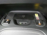 運転席と助手席には寒い時にうれしいシートヒーターが装備されてます。