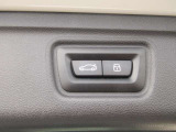 電動リアゲート装備です。バンパー下でのキックスイッチも装備されております。