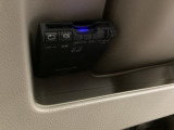 ハンドルの左下にETCがついています。高速道路の料金所の通過も楽々です。 カードの取り出しもしやすい場所についています。
