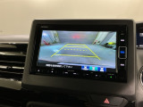 リバースギアに入れるだけで後方の表示へ切り替わります。夜間や雨の日の駐車も楽になりますよ。