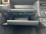 【グローブボックス】大容量のグローブボックスです!!車検証ケース他、日頃使う小物類の収納スペースもたくさんあります!