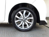 純正15インチアルミ!タイヤサイズは175/55R15です