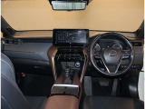 デザインもよく、居心地のよい運転席ですね。分かりやすいスイッチ類ですから操作もしやすく運転をサポートします。ぜひご来店いただき、実際にお座りいただいてステアリングを握ってみてください!
