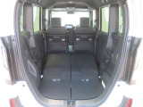 後部座席背もたれを倒すと広大なスペースが生まれます