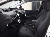 運転席助手席はゆとりがあります★ 足元も大変広々しております。