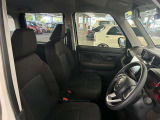 運転席の画像です。足元やシートまわりに余裕があり、リラックスした姿勢で運転が可能です。視界も良好で操作系へのアクセスもしやすく、快適で安心感のあるドライブをサポートします。