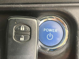 【スマートキー】カバンやポケットに入れたままでもドアの施錠・解錠が可能なスマートキーを装備。エンジンのオン・オフ時もカギを取り出す必要が無いからとっても便利です♪