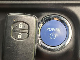 【スマートキー】カバンやポケットに入れたままでもドアの施錠・解錠が可能なスマートキーを装備。エンジンのオン・オフ時もカギを取り出す必要が無いからとっても便利です♪