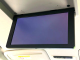 【フリップダウンモニター】大画面モニターで後席でもエンタメをお楽しみいただけます。小さなお子様にも大人気の装備です♪