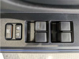 パワーウィンドウのスイッチですよ。 運転席に居ながら窓を開け閉めのコントロールできますよ。 ロック機能で、子供がイタズラして窓を開けるという事も無くなりますよ。