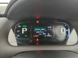 マルチインフォメーションディスプレイ付きのメーターです。エコ運転へ導く多彩な情報を表示してくれます。