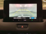 ギヤをR(バック)に入れるとディスプレイオーディオの画面に後ろの映像が映るリアカメラ付です。後退時、コンディションが悪い視界でもカラーバックモニターがドライバーをサポートします。