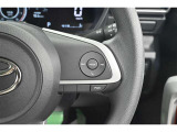ステアリングスイッチ付き。前方から目を離すことなく操作することが可能です。
