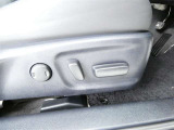 運転席電動シートは、シートポジションを細かく調整できるので長時間の運転もリラックスできますね。
