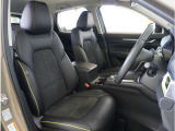 【清潔感のある運転席&助手席】隅々までクリーニングの行き届いた運転席&助手席。目立ったシミや汚れ等もございません。快適なドライブをどうぞ。