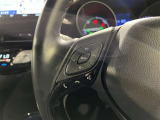 【ステアリングスイッチ】運転中に視線を前に向けたまま画面の操作できます。
