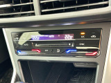 タッチコントロール式2ゾーンフルオートエアコンパネル。運転席、助手席それぞれ独立して温度管理が可能です。花粉やダストを除去するフレッシュエアフィルターも装備され、クリーンな室内環境を保ちます。
