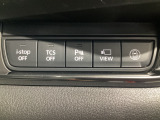 運転席脇のクラスタースイッチ部分にはカメラ切り替えスイッチ、パーキングセンサーOFF、その他走行系スイッチを集中配置しております。
