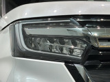LEDヘッドライトは、点灯の瞬間から最大光量を発揮し、突然暗くなるトンネルなどでの安定感を高めます。