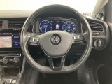 Volkswagen全車共通の上質な本革を使用した手触りのしっとりとしたステアリングです。唯一素肌が触れるハンドルは上位モデルと同じ握り心地になっております。