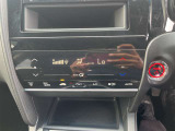 【オートエアコン】一度お好みの温度に設定すれば、車内の温度を検知し風量や温度を自動で調整。暑い&hellip;寒い&hellip;と何度もスイッチ操作をする必要はありません。快適な車内空間には必須の機能ですね♪
