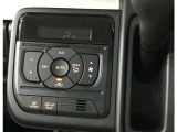 プッシュボタンで切り替え可能なオートエアコンを装備しています