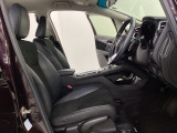 広い足元にゆったり座れるシートには肘掛けも装備しており長距離の運転でも疲れにくくなってます。女性でも運転がしやすいように、シートの高さ調整機能(シートリフター)がついています。