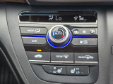 車内環境を自動でコントロールするフルオートエアコン。長距離ドライブも快適です。