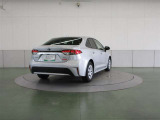 高級車の定番「ダブルウィッシュボーン式」のリヤサスペンションを採用。質感に優れた、心地よい乗車感を実現しています。
