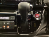 CVT車のセレクトレバーです。低速から高速まで、変速ショックのないスムーズな走りを実現するとともに、エンジン効率のよい領域を維持することで燃費にも貢献します。