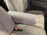 【アームレスト】運転時の疲労軽減にもなるアームレストがついています!