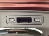 ハンズフリー機能付きパワーテールゲートで、重い荷物を持っていても足をかざすだけで開閉可能。予約クローズ機能により、離れると自動で閉まるため、積み込み後もスムーズに移動できます。