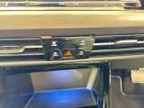 タッチコントロール式3ゾーンフルオートエアコンパネル。運転席、助手席それぞれ独立して温度管理が可能です。花粉やダストを除去するフレッシュエアフィルターも装備され、クリーンな室内環境を保ちます。