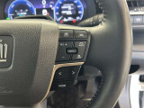 前方の車との車間を設定し、スピードを上げたり緩めたりを自動で行ってくれる追尾式の「レーダークルーズ」。上級装備の一つです!高級車にしかつかない嬉しい機能です。