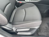 運転席にはドライバーの体型や好みに応じて前後方向だけでなく、高さの調整ができるシートリフターを装備!